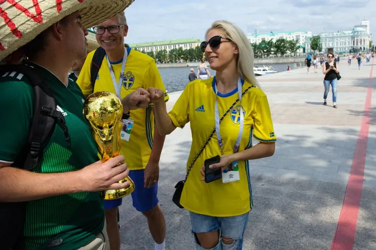 ЧМ-2018. Футбольные болельщики перед 44 матчем Чемпионата мира по футболу между сборными Швеции и Мексики. Екатеринбург, fifa, чм2018, чемпионат мира по футболу, кубок FIFA, world cup, болельщики сборной мексики, болельщики сборной швеции