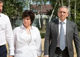 Тюменский губернатор Моор подписал кирпич на память