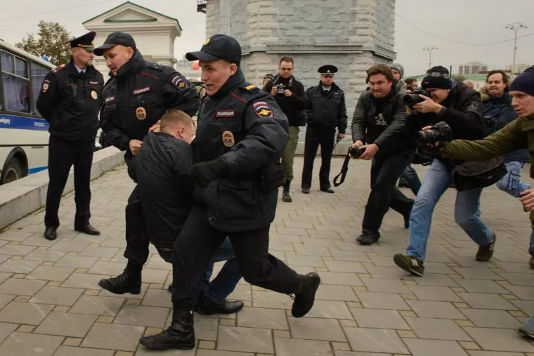 Разгон несанкционированной акции протеста сторонников Алексея Навального на Площади Труда. Екатеринбург, акция протеста, фотограф, митинг, полиция, задержание, несанкционированная акция