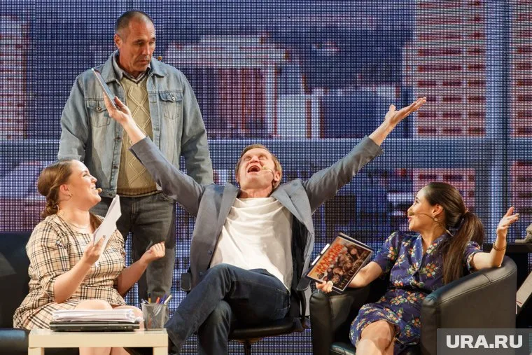 Рожкова (на фото в центре) поддержали уже почти 500 человек