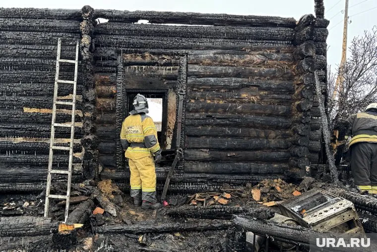 Частный дом загорелся в Курганской области (архивное фото)