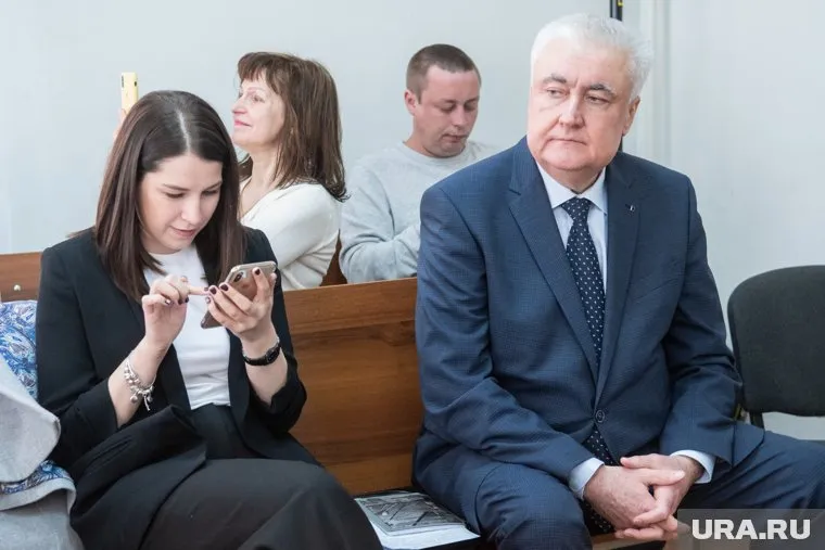 А еще Миронов коллекционирует спилы рельсов