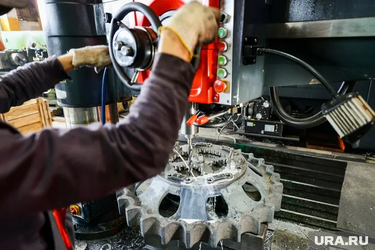 Рабочие руки нужны на заводах и в строительстве 