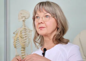 Доктор Очеретина из Кургана рассказала о пользе упражнения «Поцелуй жирафа»