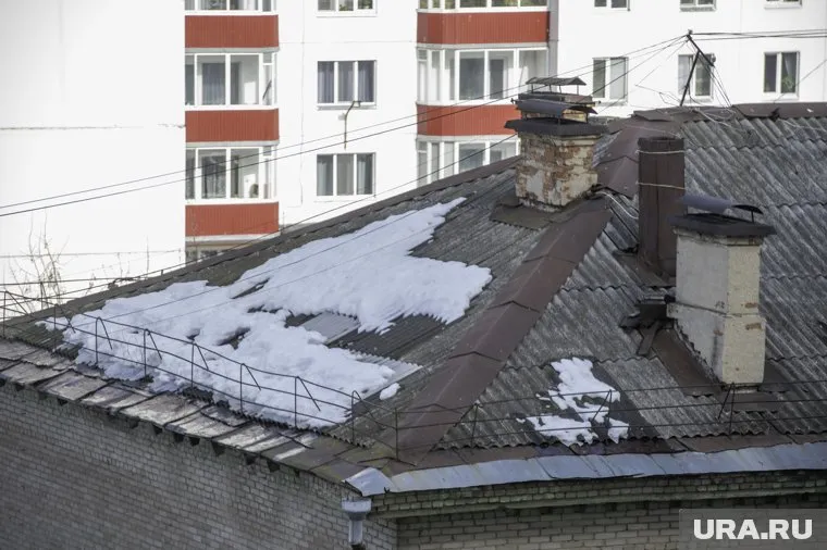 Ребенок получил травмы в результате схода наледи с крыши дома (архивное фото)