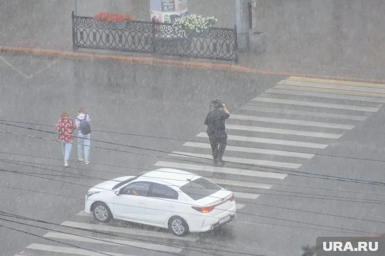 Синоптики объявили штормовое предупреждение на воскресенье, 14 июля