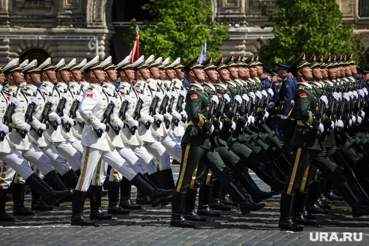 На параде в Пекине Китай амбициозно продемонстрировал силу, пишет NYT