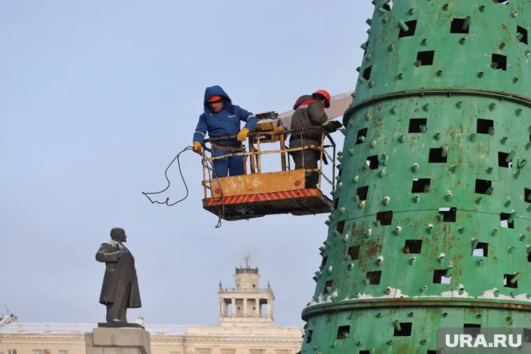 В Кургане устанавливают главную елку города