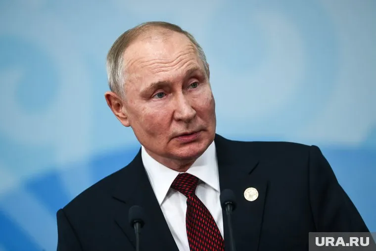 Владимир Путин продолжает твердо стоять на своем, пишет Bloomberg