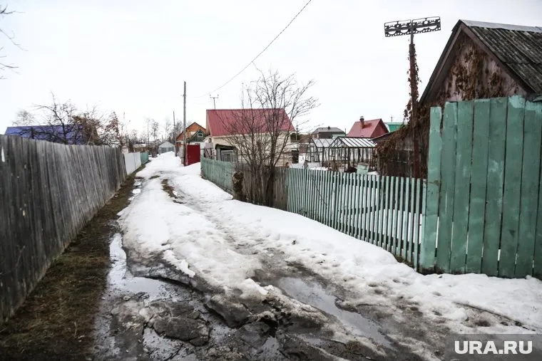 Дороги в Тюменском районе занесены снегом, но к уборке приступят только 15 октября