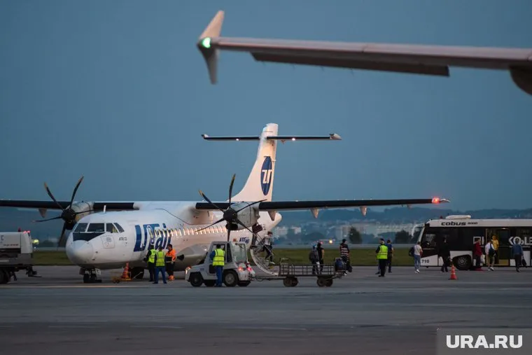 Самолет компании Utair задел хвостом посадочную полосу