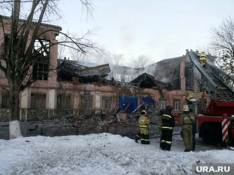 Сгоревший в Перми спорткомплекс может рухнуть в любой момент