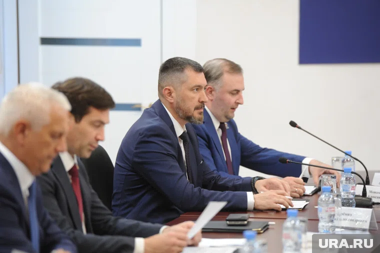 Денис Моисеев (второй справа) сохранит за собой пост лидера фракции ЕР еще на пять лет