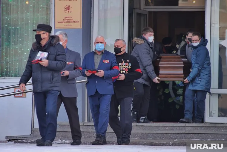 Прощание с бывшим первым замгубернатора Курганской области Александром Бухтояровым проходит в ДКМ