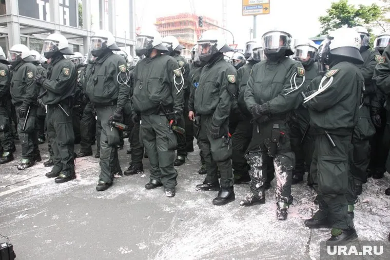 Одна из стражей правопорядка устроила стриптиз на столе с оружием в руках