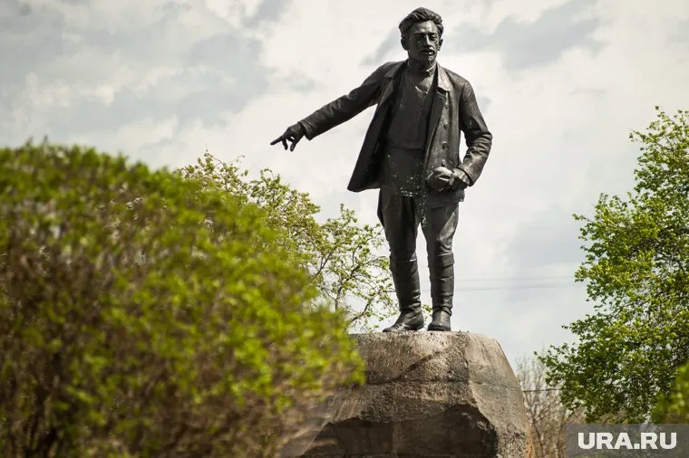 Отдельную листовку посвятили Якову Свердлову, припомнив ему слова о Екатеринбурге