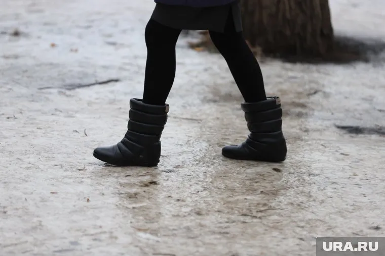 Из-за сильного ветра, растаявший снег на дорогах превратится в лед