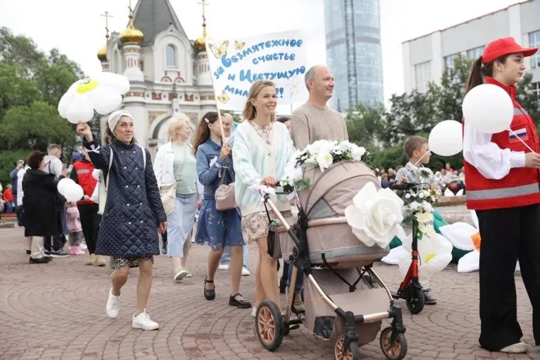 В рамках праздника дети вместе с родителями устроили парад на украшенных колясках и самокатах