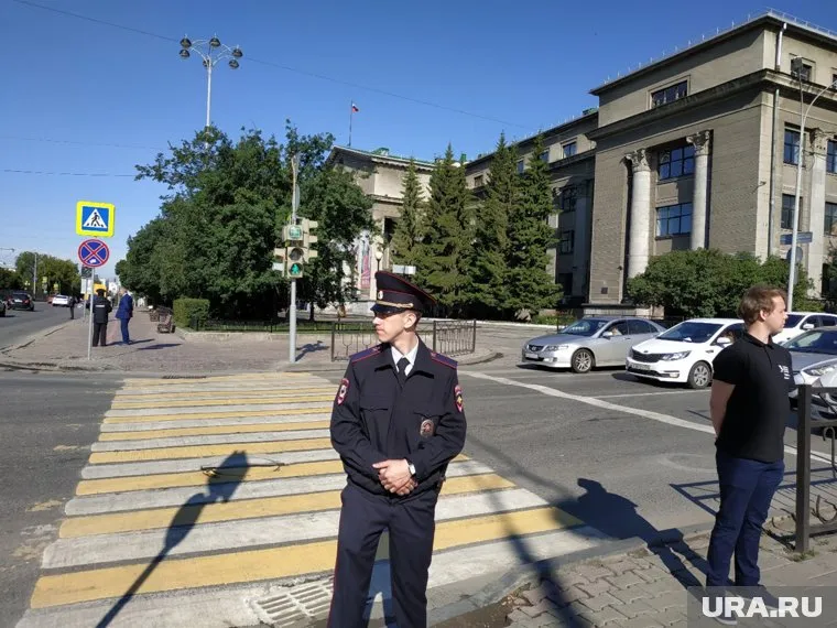 На месте дежурят сотрудники МВД, ГИБДД и службы безопасности УрФУ