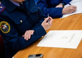 СК ужесточил обвинение подростку, который избил школьницу в Нижних Сергах