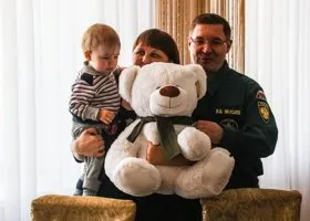 Диму из Ишима, получившего медведя от Якушева, разделяют с семьей