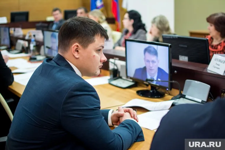 Заседание депутатов гордумы Салехарда. На фото депутат Роман Арефьев