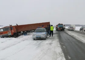 На трассе в ХМАО легковушка влетела в стоящую фуру, есть погибший