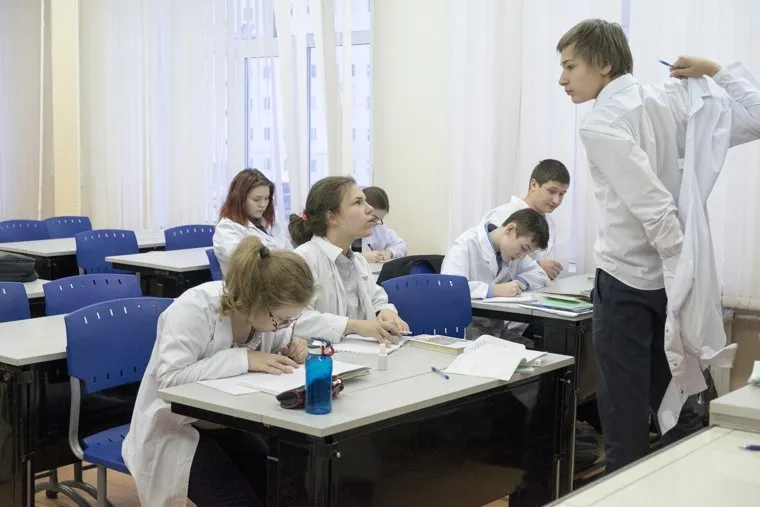 Новый Уренгой. Гимназия. Класс Газпрома. Администрация города