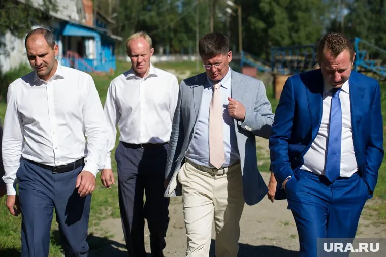 В администрацию Березовского Писцова (в белых брюках) привел именно Брозовский (крайний справа). 2016 год