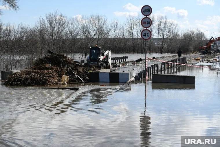 В Кургане мост спасают от большой воды
