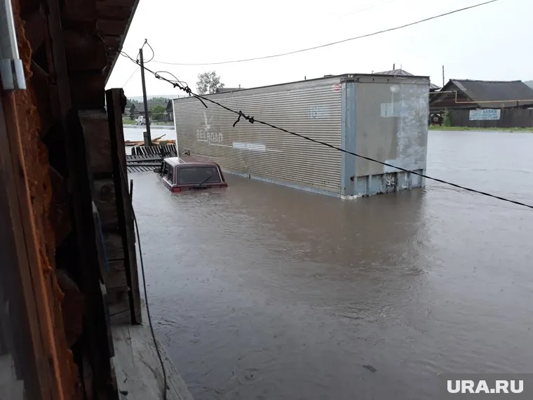 В некоторых местах вода поднялась по пояс