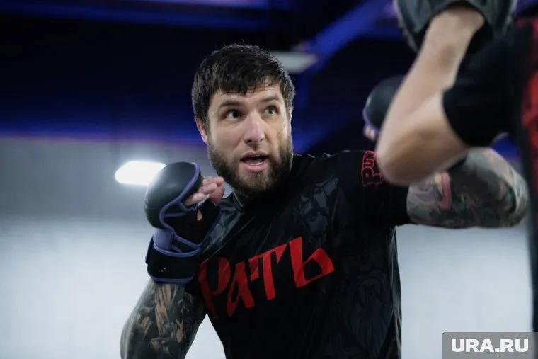 Александр Шиколай не только поет, но и дерется на голых кулаках