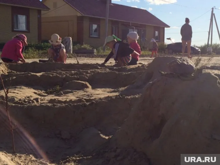 На месте игровой площадки пустырь, где дети возводят песочные замки