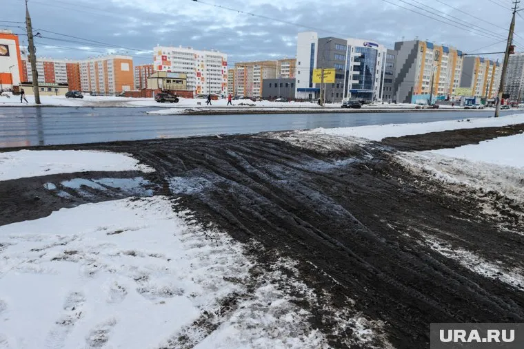 Во время строительства проспекта Мальцева курганцам приходится обходить участок или ходить по грязи (архивное фото)
