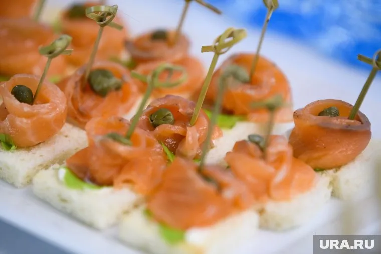 Туристы пожаловались, что сразу после обеда красной рыбой почувствовали недомогание