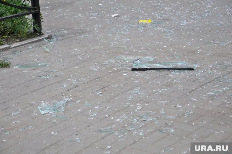 Свердловчанин разбил окна и разрезал баннеры продуктового магазина