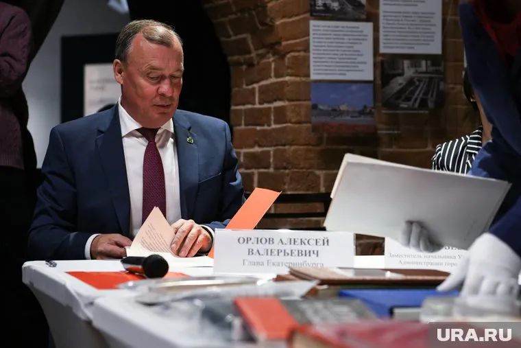 По одной из версий, Алексею Орлову помогли собственные связи