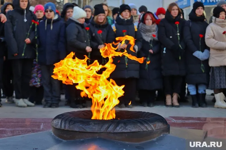 В ЯНАО празднование Дня Победы начнется с возложения цветов (архивное фото)