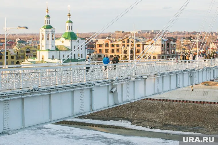 Возле моста Влюбленных автобус проехал близко к тротуару и окатил грязью пешеходов