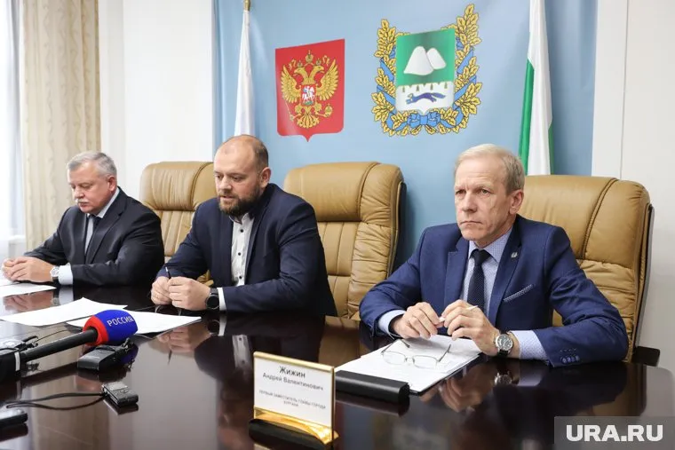 Анатолий Воробьев (в центре) рассказал, почему в регионе не хватает подрядчиков