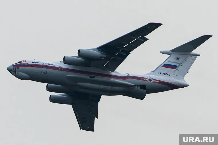 ИЛ-76 МЧС России тушит пожар над тюменскими селами