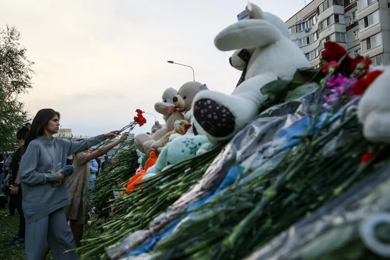 Стихийный мемориал у гимназии №175 в Казани. Казань