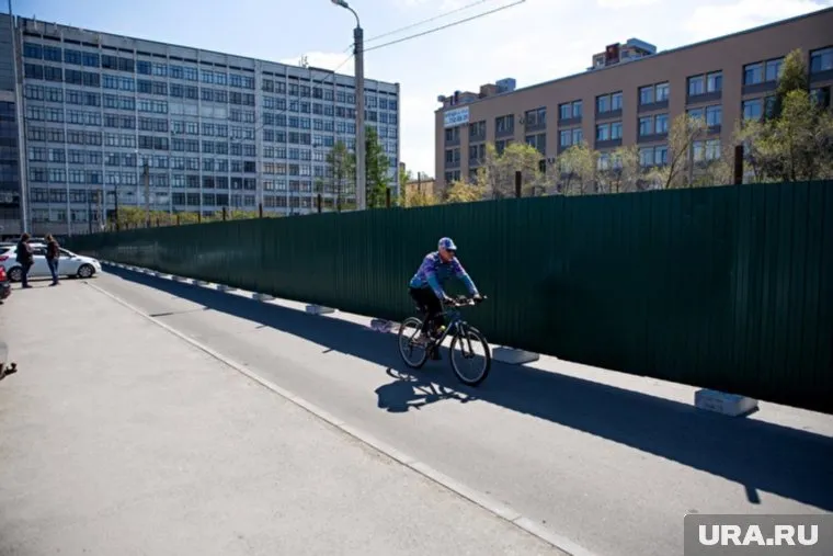 Забор занял часть автомобильного проезда