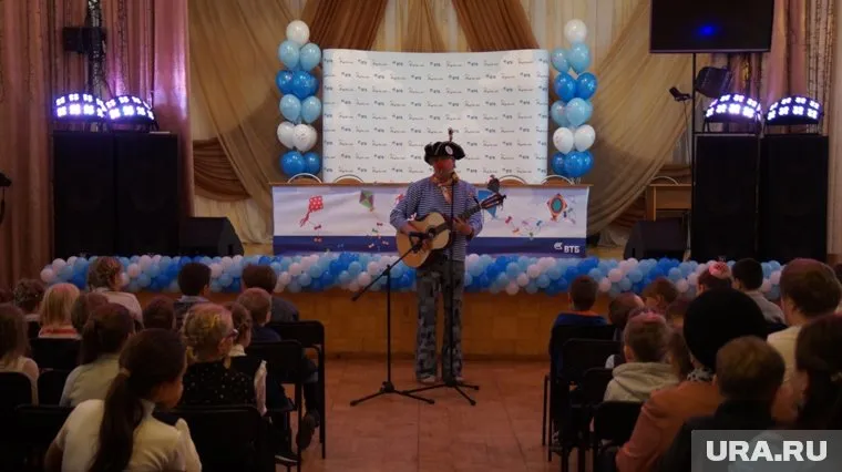 Для детей спел композитор Владимир Щукин