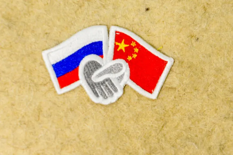 Генеральный консул Китайской Народной Республики в Екатеринбурге Цуй Шаочунь на АО «Макфа». Челябинск