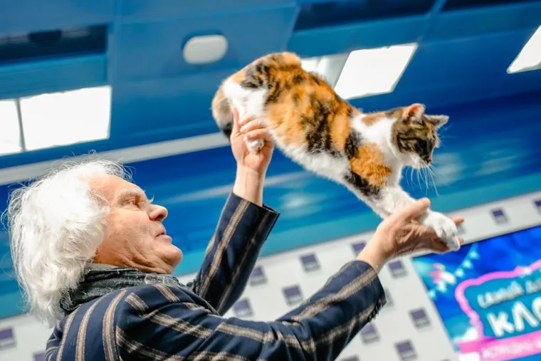 Творческая встреча в пресс-центре ТАСС с художественным руководителем «Театра кошек» Юрием Куклачевым. 2 апреля 2024. Москва