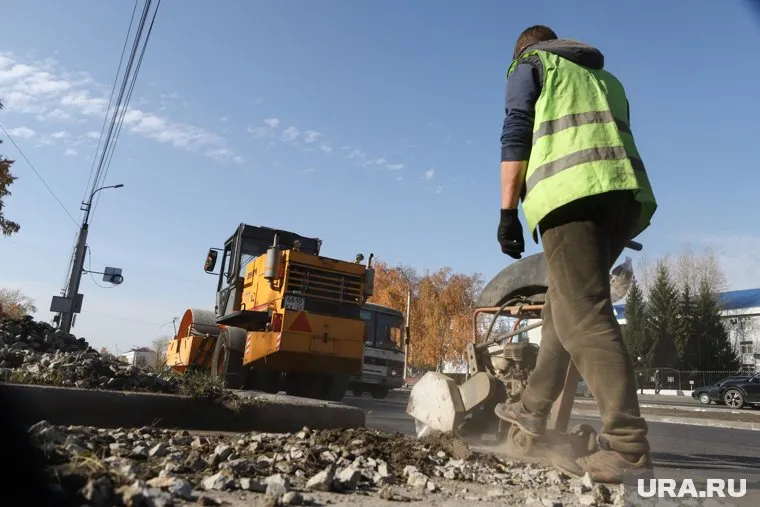 Жители утверждают, что дорогу на Придорожный превратили в склад для отсыпного грунта (архивное фото)