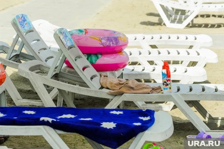 Отдыхающим посоветовали заранее занимать шезлонги на пляжах Калининградской области