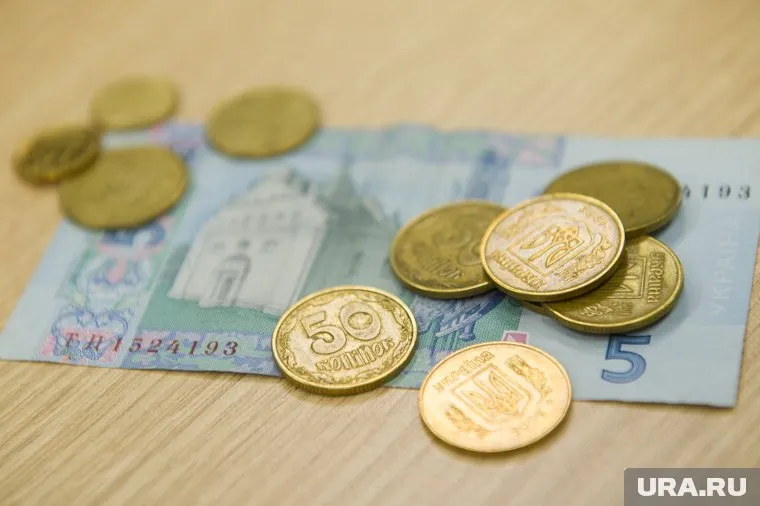 На Украине продают валюту в рулонах