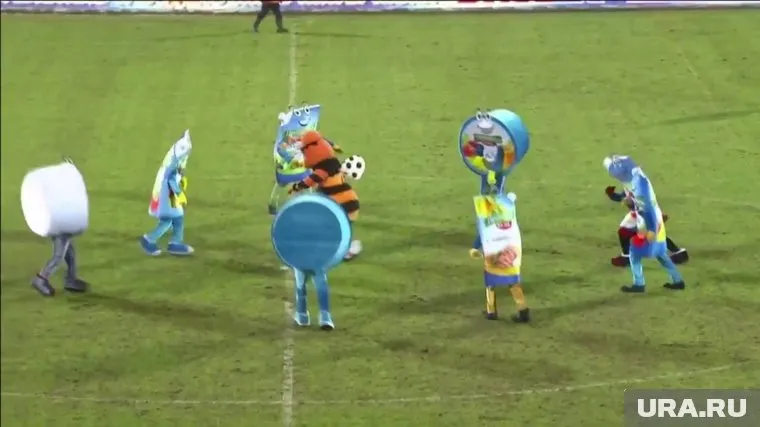 В честь 9 мая ветераны оказались в кольце из просроченного майонеза (фото с флешмоба в перерыве матча футбольного клуба "Урал")